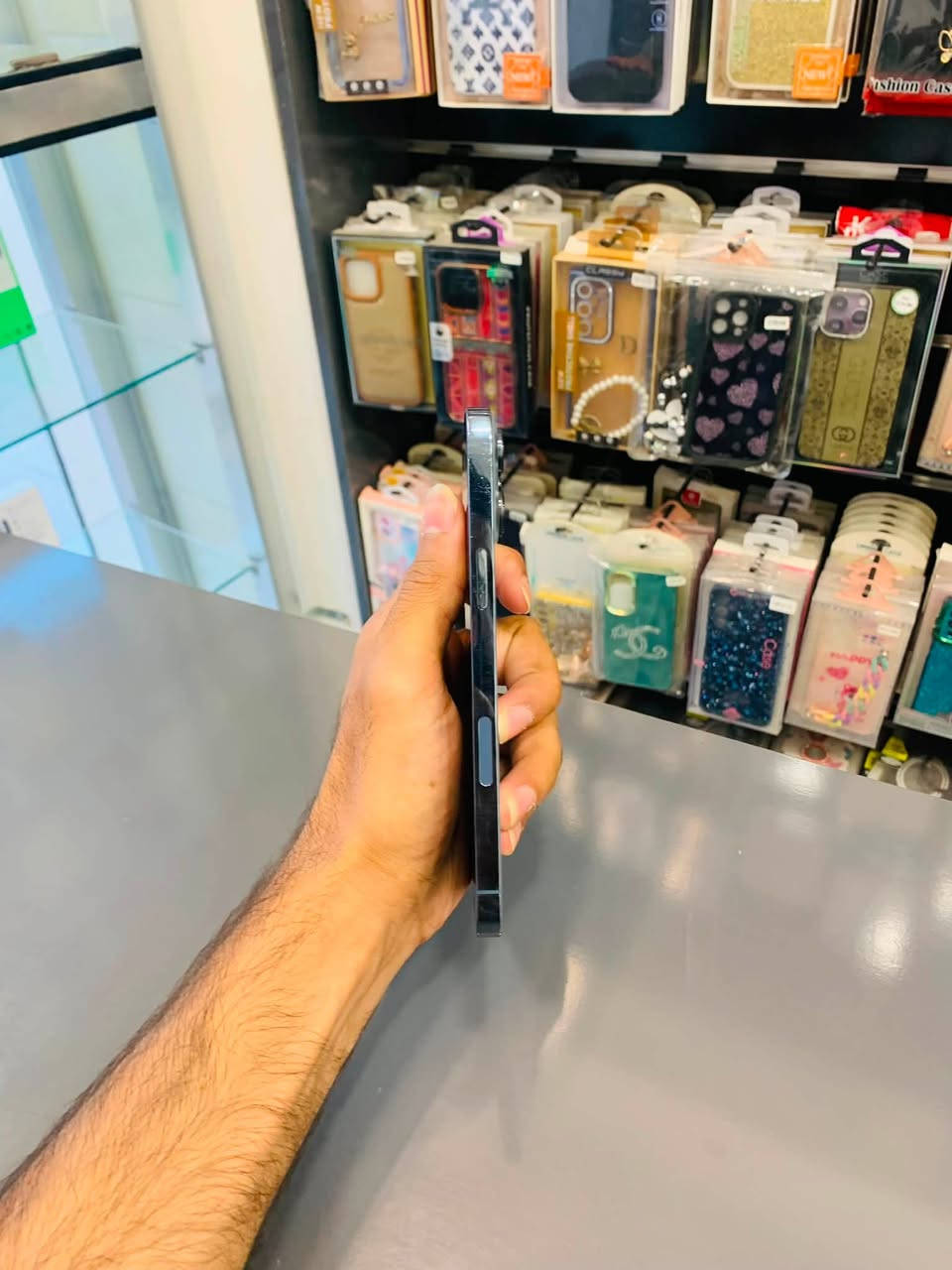 ايفون 13 ابروماكس فقط ب675الف قفل 
حالة جهاز مستبدل بطاريه اصلية بيها ضمان 6 شهور فقط ذاكرة 256 جهاز زلغ واحد مابي حيل نضيف 
العنوان تكريت شارع زهور مقابيل مركز النمور مجاور كوين هاتف ***********
