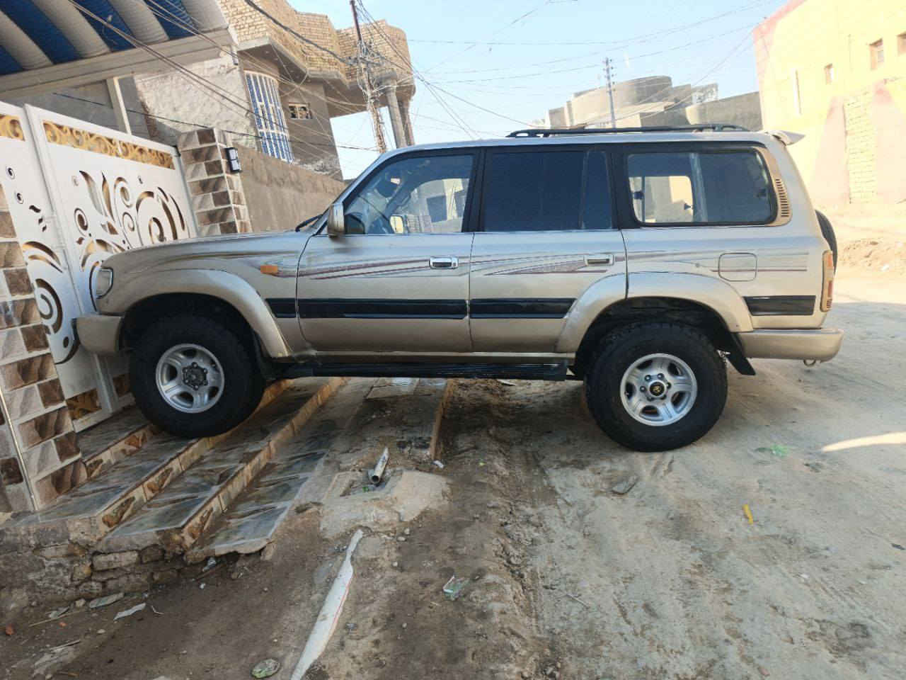 سلام عليكم لاندكروزر ليلى علوي موديل 97 مكينه وكير واكسن مكفولات بس بيهه شجره واكعه عليه بالقماره بس التكم مابيهن شي وباقيه السياره مكفوله تخم تاير جديد  العنوان الديوانية قضاء الشنافيه 
السعر 85 وبيه مجال 
***********
