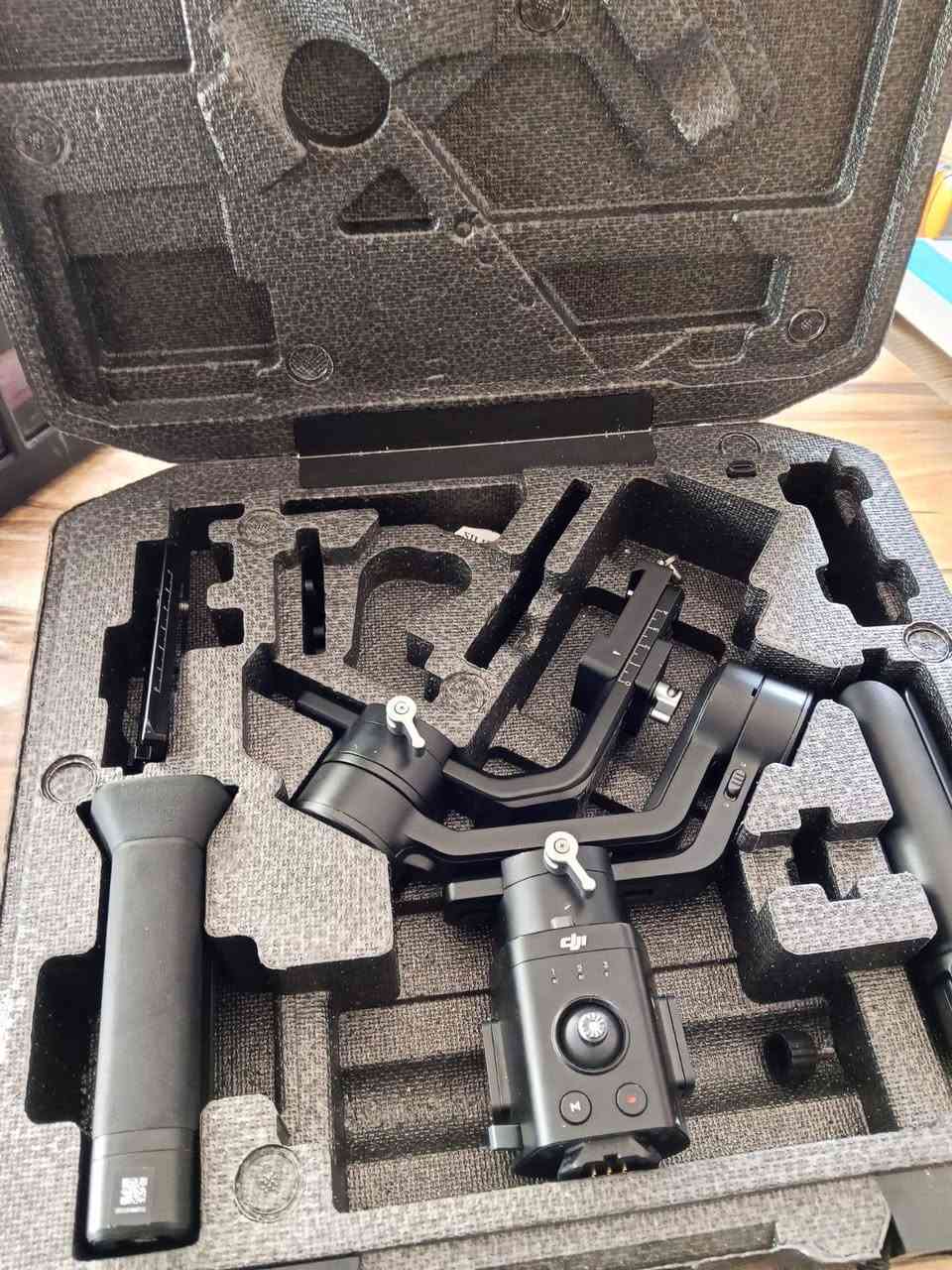 وياها بطاريتين وحدة اصلية وكالة وثانية شحن تايب سي وياها شاحنة وحزام
ورونن DJI SC كامل ملحقات وياه جنطة

نظافة البدي 95% ونظافة العدسة 85% ونظافة الرونن 90% 

السعر مليون و 100 كلهن وبيهن مجال بسيط
مكاني بغداد بلديات

رقمي ***********
