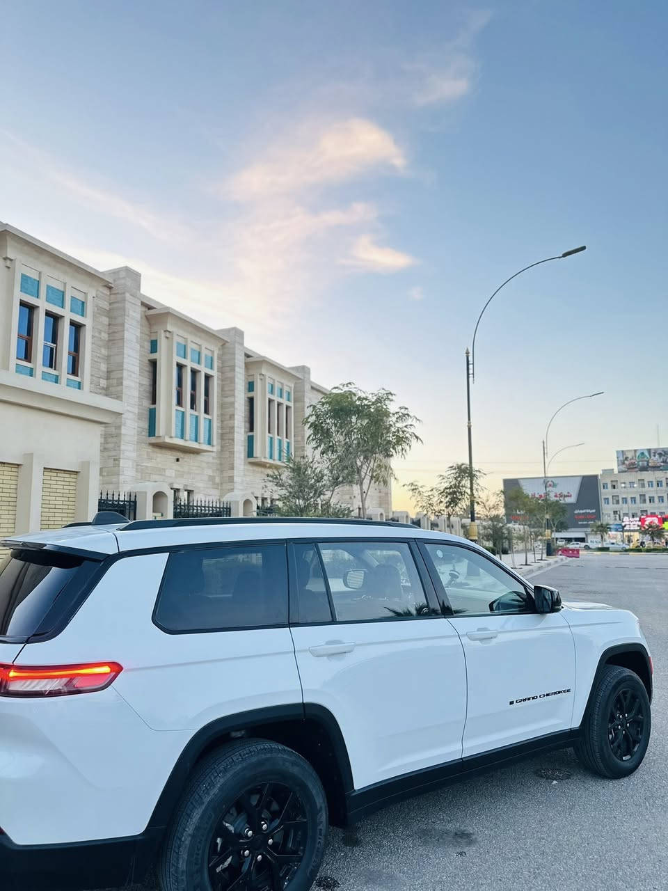 جيب كراند شيروكي 2024 / شهداء بأسمنا
• المحرك: 6 سلندر، 293 حصان.

• ناقل الحركة: أوتوماتيك 8 سرعات.

• نظام الدفع: 4x4 (دفع رباعي) مع أنماط قيادة متعددة.

المواصفات الداخلية والخارجية:

✅ 3 صفوف مقاعد (7 راكب) مع مساحة جنطة واسعة.

✅ شاشة لمس حديثة تدعم Apple CarPlay & Android Auto لاسلكياً.

✅ لوحة عدادات رقمية (Digital Cluster) مقاس 10.25 إنش.

✅ حساسات خلفية ، ورادار تصادم أمامي.

✅ تحكم ستيرن كامل + مثبت سرعة تفاعلي.

✅ تشغيل بصمة + تشغيل عن بُعد.

✅ ويل 18 إنش بلادي، إضاءة LED نهارية.

ملاحظات إضافية:

• السيارة ماشية: [ 17 ألف].

• حادث: [ جامغ و بنيد ].

السعر المطلوب: [ $ 288 ]

استفسار ***********

***********
