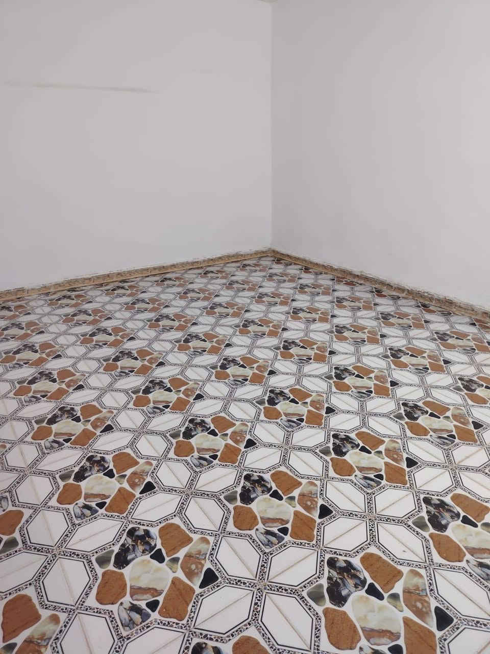 بيت للأيجار حي العسكري خلف المستوصف مساحه ٣٠٠ متر يحتوي عله ٣ غرف وصاله وحمامات داخليه وخارجيه مع الحوش الخارجي مساحته كلش جبيره سعر الايجار ٢٥٠ قفل للأتصال ***********
