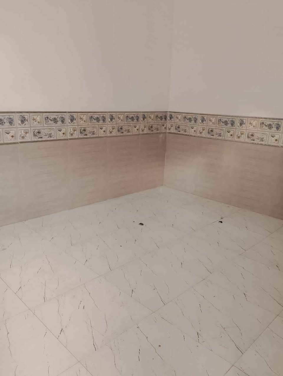 دار للبيع  70 طابقين متر حي العباس الفرع الثالث قرب مولده صدام كافه الخدمات التفاصيل كافه الخدمات /السعر والتفاصيل علخاص او اتصل على رقم  *********** كربلاء, العراق
