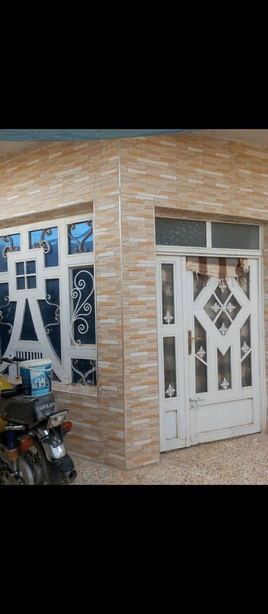 السلام عليكم بيت بزين القوس شارع المله موقع مميز على ساحة مساحة 140 واجهة 7 ونزال 20 
للاستفسار:***********
