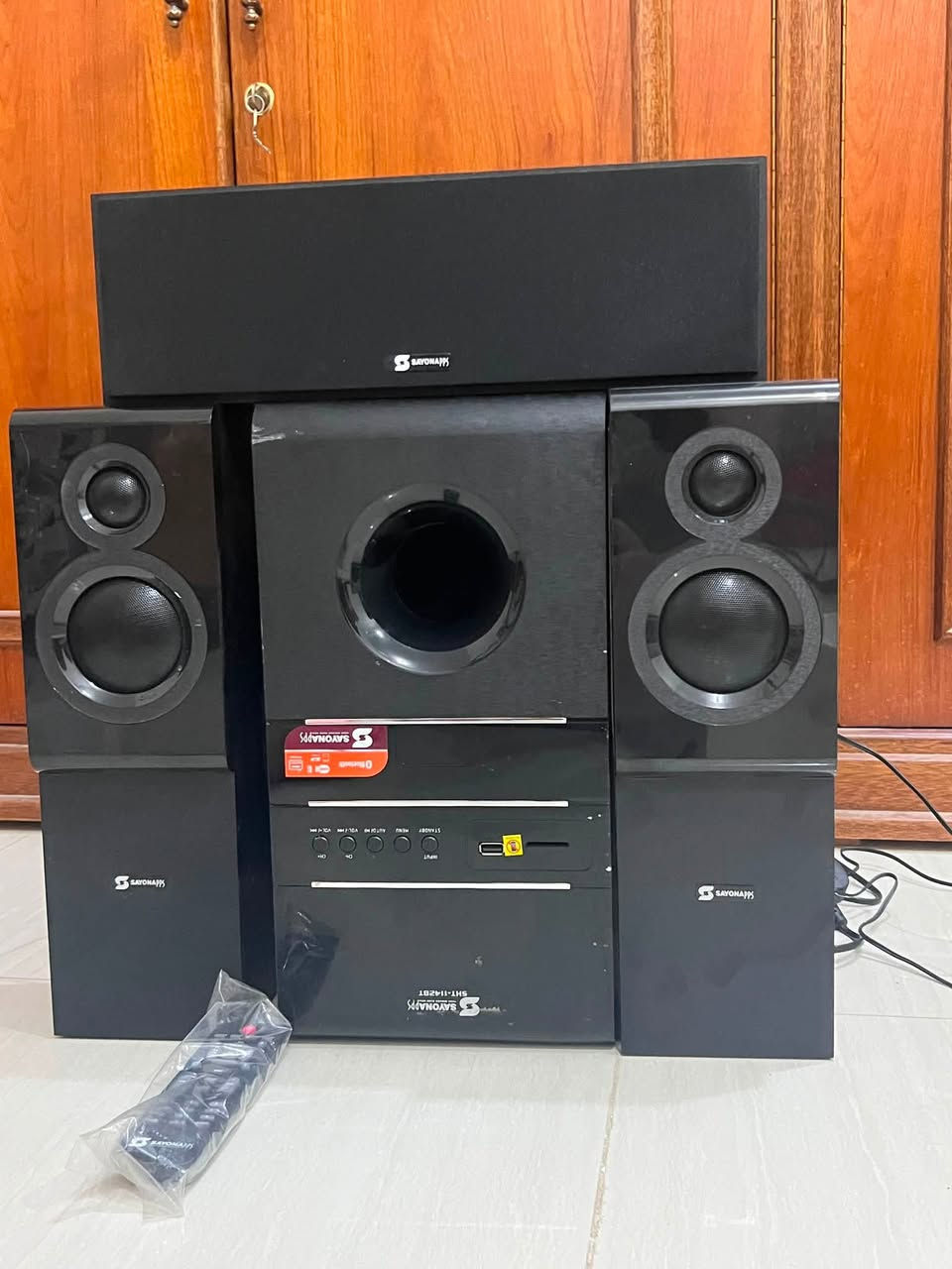 جهاز  SAYONAPPS SHT-1142BT 
نضام صوت عالي من 4 مخارج سماعات 

    الاتصال:
    * Bluetooth
    * USB
    * SD Card
    * FM Radio
    * AUX (RCA)
ريمونت كنترول ، شاشة LED 
قوه الصوت الحقيقيه 15000wp
نقاء الصوت 10/10 قابل للفحص 
كتاب الضمان موجود 

نضيف كلش الجهازواستعماله جداً قليل لاستفشار خاص 
***********
