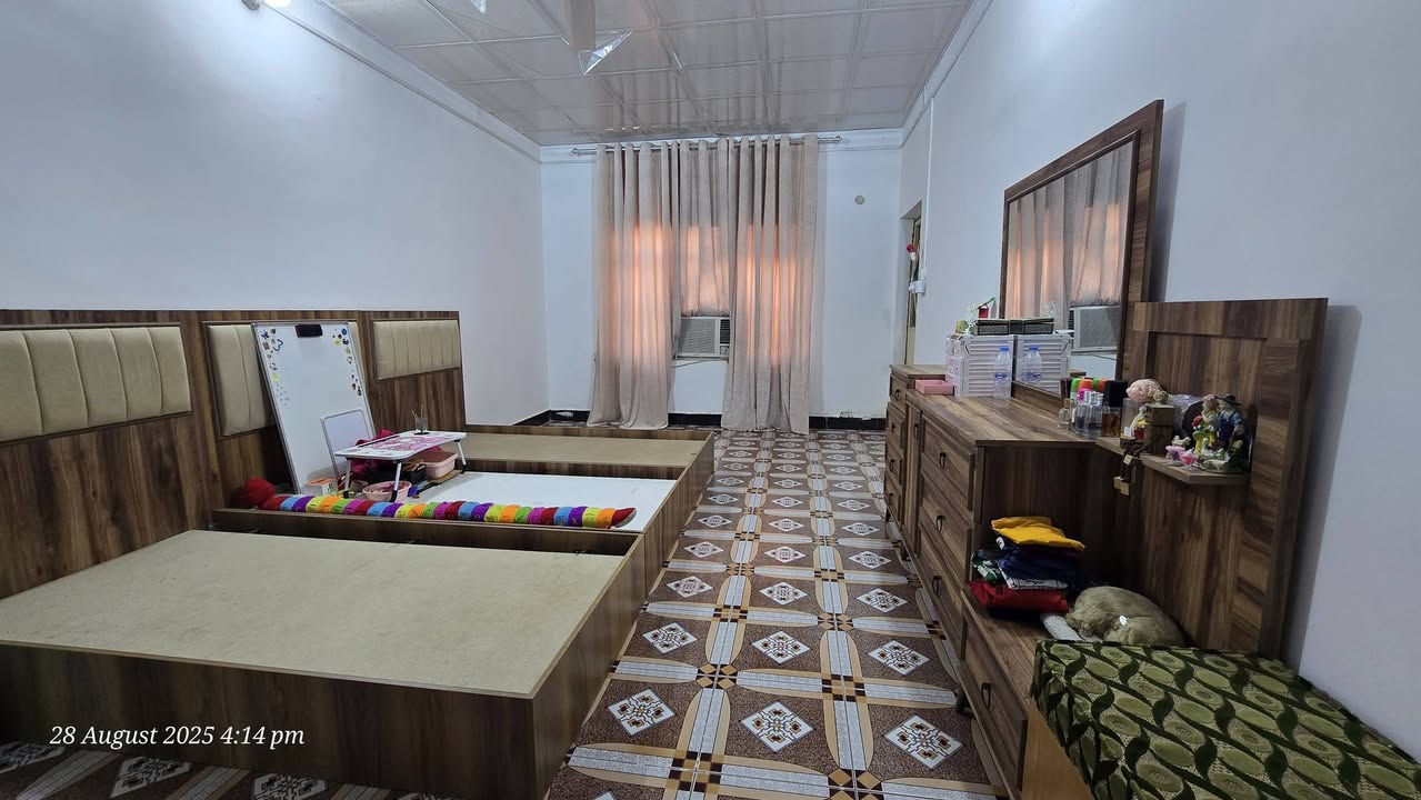 سلام عليكم 
دار للبيع  بمساحة ٢١٦ م في الحلة حي المهندسين خلف التجاري في الفرع المقابل لمجمع الامين الطبي خلف مسجد الشاكر و مجاور فرن صمون العسل عرض شارع ١٥ متر 
يبعد مسافة ١٠٠ م عن الشارع الرئيسي
طابو صرف بناء ٢٠١٠ وترميم ٢٠٢٥ وحالة الدار جيده 
بناء طابوق جمهوري وسقف صب مسلح  
طارمه بأرضية بورسلين تكفي سيارتين وحديقة كبيرة 
ممر داير الدار بلا مناور 
الطابق الاول ارضية كرانيت ومكون من هول و استقبال و مطبخ و غرفة و صحيات
الطابق الثاني ارضية بورسلين ومكون من هول و غرفتين و صحيات و بلكونه
سطح ارضية فرشي
مجاري لحد الباب
مولدة ذهبي
انترنت ضوئي
للتواصل
***********
***********
*المنطقة تحت اعمال الصيانة والتبليط والمجاري
*علما السعر ٢٢٥ مليون وبيه مجال للشراي
