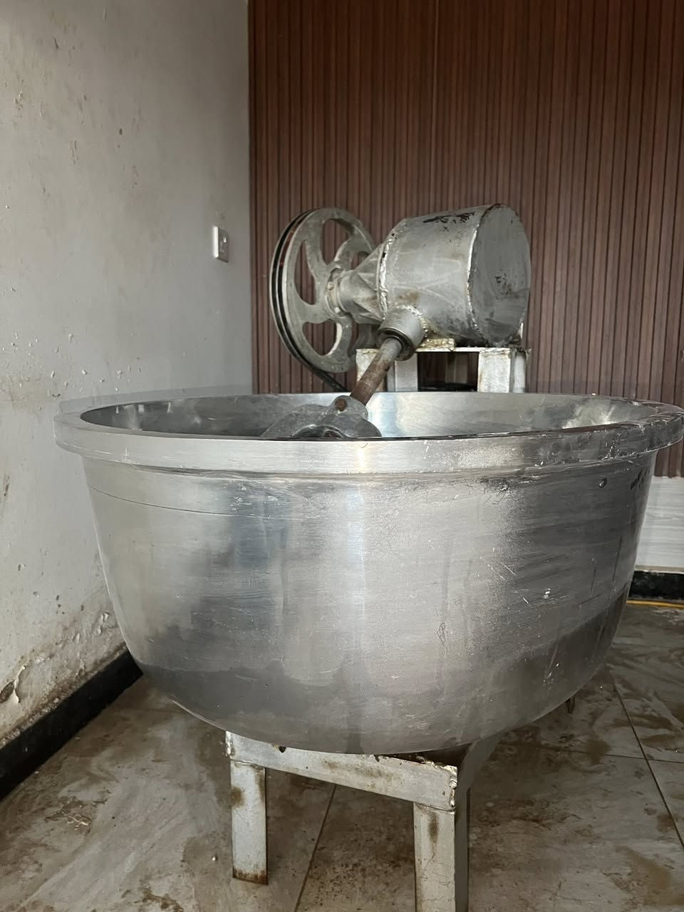 سلام عليكم 
غراض مخبز للبيع عجانه جديده مستخدما فتره قليله حجم جيس طحين شيل وميز تزكه وميز خارجي عرضه 2500 وطوله متر وربع 1250 وعفاريت 2 كاتم الستفسار على رقم الهاتف واتساب فقط ***********
