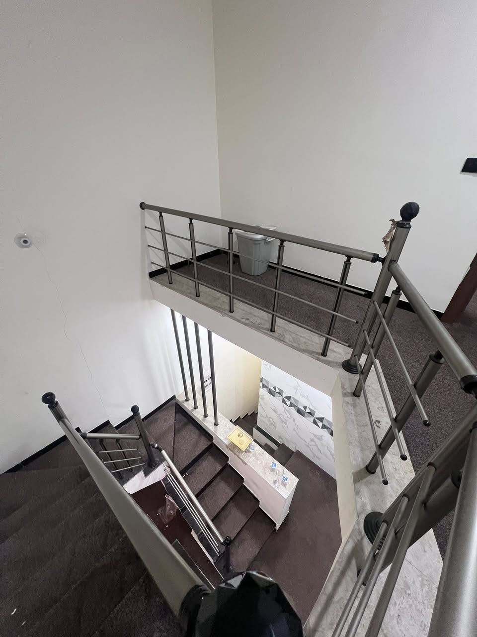 �✨ للايجار في السيديه ✨🏡

🔹 شقه دوبلكس طابقين مؤثثة بالكامل
📍 موقع مميز على شارع عرض 20 متر

تحتوي على:
🛏️ غرفتين نوم
🛋️ صالة مريحة وأنيقة
🍽️ مطبخ متكامل
🚿 كافة الخدمات متوفرة

السعر مليون وربع 

✅ مناسبة للسكن الراقي والباحثين عن الراحة والهدوء
🌟 جاهزة للسكن فوراً

📞 للاستفسار ***********

