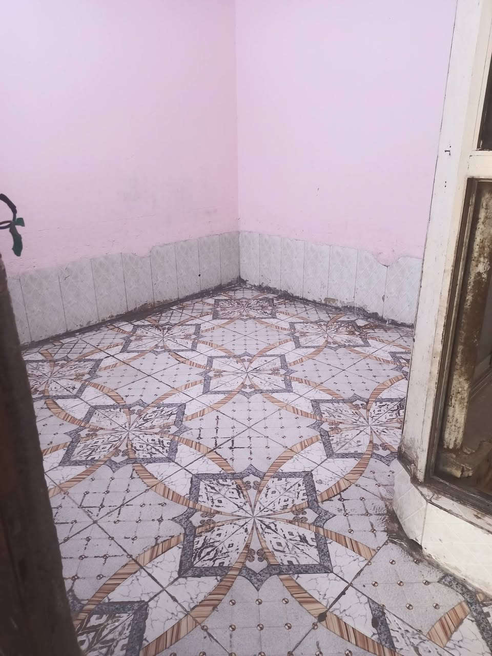 السلام عليكم بيت 200 متر للبيع يحتوي ع 2 غرف + صاله + مطبخ ديوانيه صحيات داخل وخارج
المكان حي ام البنين خلف التضحيه  شارع تبليط بسمي طابو صرف
 اللاستفسار  *********** + ***********
