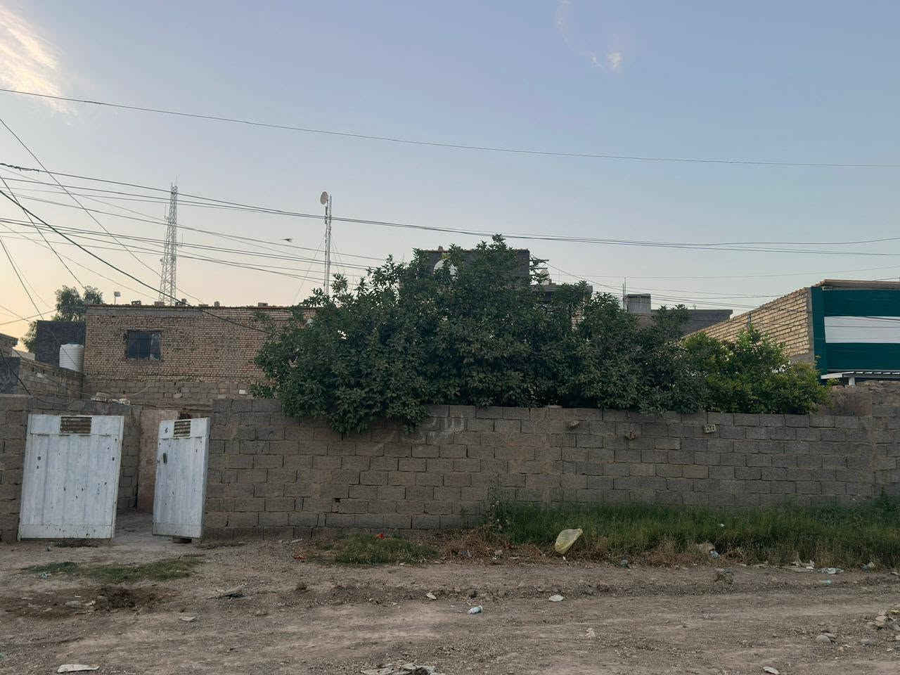 دار سكن للبيع مساحته ( 163 م ) واجه ( 14 م في 14 ) بناء طابوق 🧱
يحتوي على غرفه استقبال ومطبخ وثلاث غرف نوم وصحيات 
سعر المتر الواحد ( 1،250 ) مليون وبيه مجال للجاد بالشراء 
العنوان / بغداد- ابو غريب-شارع الصناعه - قرب المجمع الحكومي ( الضريبه - والتسجيل العقاري- الجنسيه والجوازات) 
للاستفسار اكثر يرجى الاتصال على الارقام التاليه: 
*********** أتصال + واتساب 
*********** أتصال 
مكتب الديار للوساطة العقارية ( أبو عمر الزوبعي)
عموله المكتب ‎%‎1

