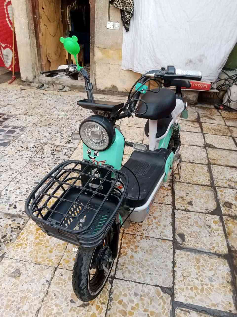 سلام عليكم دراجه شحن للبيع فول مواصفات  هورن لايت بريك امامي خلفي قفل 🔒 خلفي أربع بطاريات دبلات شغالا وكدامك دراجه نضيفه والسرعه 60 السعر 200وبيها مجال حك الجيه  العنوان بغداد العبيدي رقم الهاتف ***********
