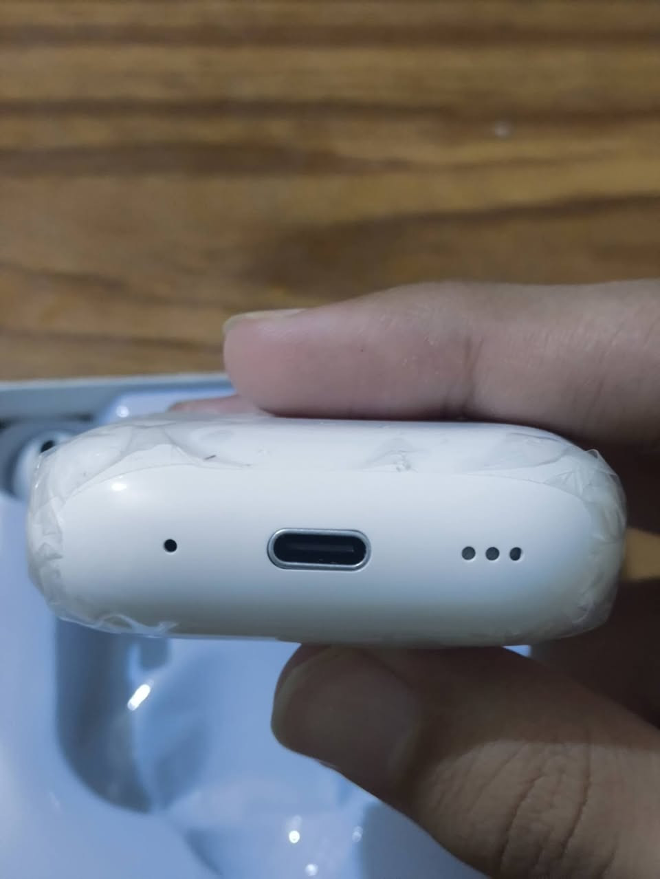 سماعات Airpods Pro 2 (كوبي درجة أولى)  مع ضمان حقيقي 12 شهر السعر بل خاص. 
للبيع سماعات ايربودز برو 2 الجديدة (كوبي درجة أولى بمواصفات ممتازة).
الصوت: نقاوة عالية جداً وعزل ممتاز للضوضاء.
الملحقات: كارتونة كاملة تحتوي على (السماعات، حافظة الشحن، كابل الشحن، وحبل التعليق الأصلي).
الضمان: تحتوي على لاصق ضمان حقيقي لمدة 12 شهر من الوكالة التجارية (Typhoon).
الحالة: جديدة تماماً وغير مستخدمة (فقط تم فتحها للتصوير لعرض النظافة).
الموقع: البصرة. ومتوفر توصيل لجميع المحافظات 
للتواصل يرجى مراسلة الحساب او على واتساب ***********
#سماعات
