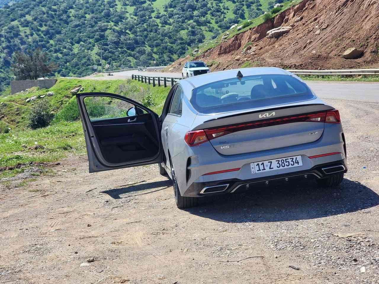 للبيع او مراوس حسب القناعه
عندي K5 GT-Line موديل 2024، لون سمنتي
ماشية فقط 21 آلاف كيلو
حره باسمي رقمها بغداد الجديد 

📌 المواصفات:
• محرك 1600 تيربو اقتصادي وقوي
• تشغيل بصمة + تشغيل عن بعد
• شحن لاسلكي للهاتف
• شاشة كبيرة 
• رادار جانبي وخلفي + مراقبة النقطة العمياء
• رادار الخطوط + قيادة ذاتية عالخطوط
• مقاعد جلد اسود + كرسي كهرباء
• ستيرن حرف D + كير أوتو وعادي
• أنظمة قيادة (Smart - Normal - Sport - Custom)
• مانع انزلاق + نظام ABS
• AUTO HOLD + AUTO BRAKE
• شاشة أعطال + كشافات أمامية + لايتات LED ثلاث عدسات
• نظام ملاحة + خرائط مدمجة
• حساسات كفرات + إشارات مرايات
• أندرويد أوتو + AUX + USB + بلوتوث
• تحكم كامل من الستيرن
• ويل كروم لون مميز
• دبل جام يعني العزل فول
• AWD
• بدون بانوراما 

🚗 الحالة:
• الضرر: حادثها جانبي بجم كبس بابين سكن مبدلات بلادي السياره بدون قطره صيغ
شرط تفحص سونار وين متريد 
📍 الموقع: بغداد - السيديه 
السعر  💸 
(20,000$) وبيها مجال بسيط
اذا معجبتك السياره اترك كلمه طيبه 

للاستفسار ***********
