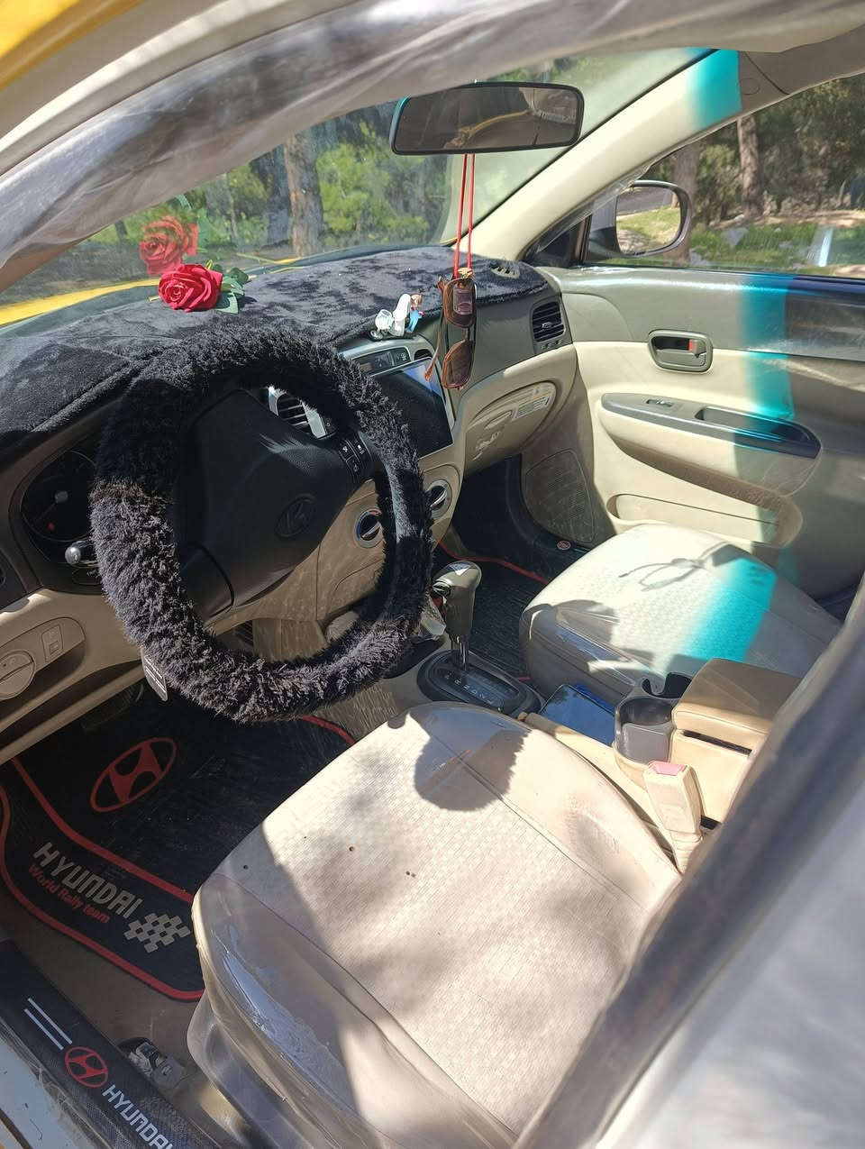 اكسنت دبدوب 2010 ضررها جاملغ الخلفي ..
السياره فول مواصفات تحكمات بدون سلايت 
رقم بغداد باسمي 
محرك 16بداية نفخ تبريد تدفئه شرط  طخم تايرات جديد خط ابيض السعر 90_$بيها مجال قليل ***********
