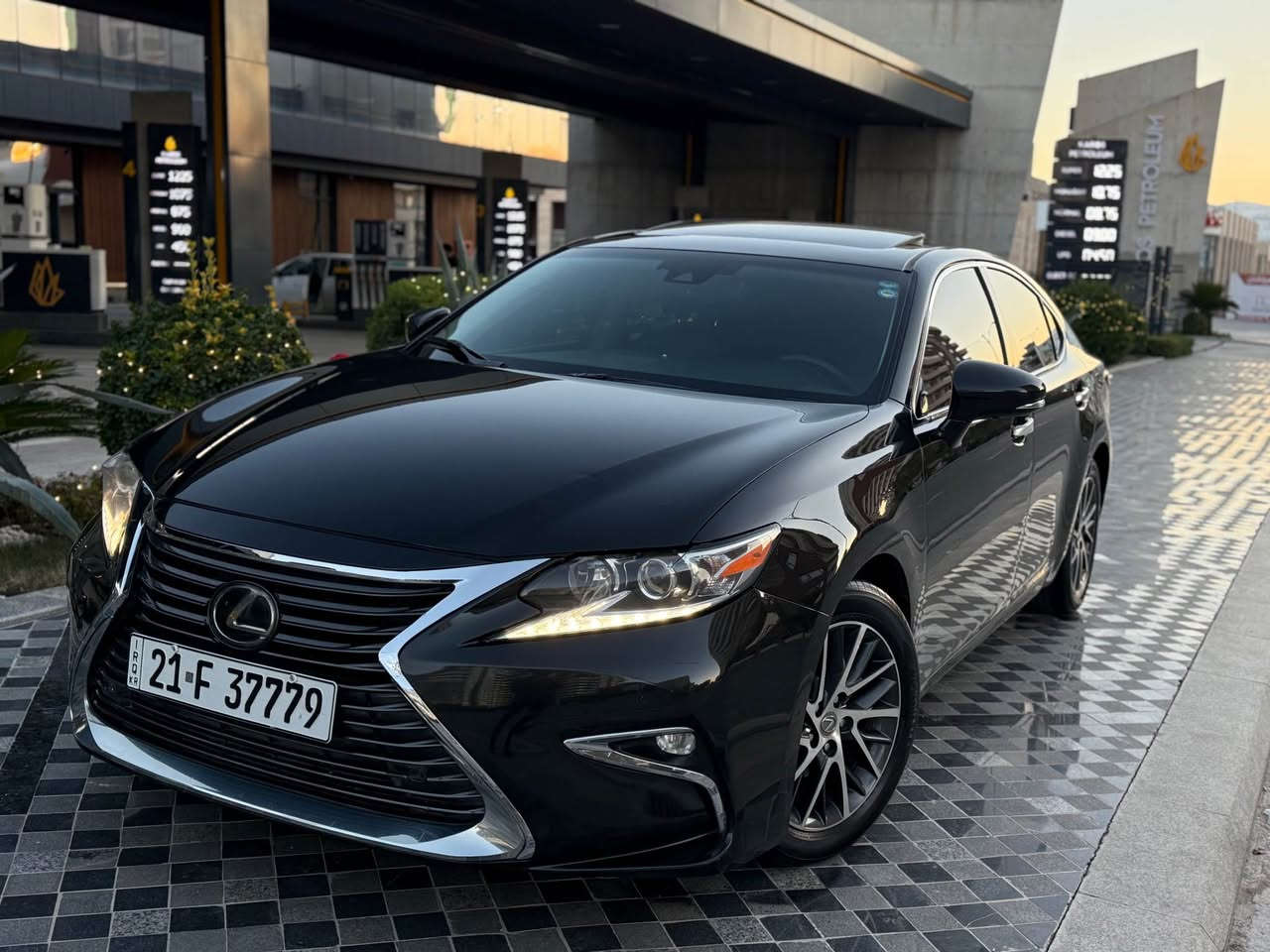 لێگزز ٢٠١٧  ES 350
سلایت بەصمە پەردە کوشن ساردو گەرم رادار پێشو دواو تەنیشت خەتی جادە ECO . Sport .Nromal 
گیرومەکینە نەکراوەتەوە بەشەرت بێ عەیب 
سەنەوی رەقەمی تازەیە تا ٢٠٣٠ 
سەوتی دیجیتالی نیە 
تەنها ٩٥  هەزار کم حقیقی رۆیشتوە 
بی بۆیاخ بێ سارد بێ کرانەوە بێ لێ دران 
دەعامیش بەشەرت بۆیاخ نیە 
هیچی نیە سەیارەکە نمونەیە لە جوانی و تازەی 
کوشن و داخلی لۆکە لەسەر دەقی شەریکەیە 
شوین/ سلێمانی 
نرخ/ ٢٠٣ 
ئاسیا  /  *********** السليمانية, العراق
