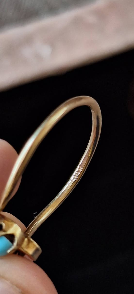 العنوان: قطعة من زمن الفخامة - محبس فنتج Toi et Moi 💍✨
"لأصحاب الذوق الرفيع والباحثين عن التميز..
أعرض لكم قطعة نادرة جداً تعود لفترة الخمسينات (1950s)، محبس ذهب عيار 14 بصياغة يدوية متقنة وتصميم عالمي كلاسيكي يُعرف بـ (Toi et Moi).
ليش هذا المحبس مميز؟
✅ التصميم: يرمز للارتباط الروحي (أنا وأنت)، وهو حالياً من أكثر التصاميم المطلوبة عالمياً في دور المجوهرات الكبرى.
✅ الحالة: القطعة بحالة ممتازة جداً (Excellent Condition) ومحافظة على هيبتها وجمالها التاريخي.
✅ الندرة: صياغة الخمسينات تمتاز بدقة مستحيل تلاقي مثلها بشغل الماكينات الحديث.
هذا المحبس ليس مجرد ذهب يُباع بالوزن، بل هو مقتنى فني تزيد قيمته مع الزمن.
📍 السعر: 800,000 دينار (قيمة القطعة كتاريخ وتصميم).
📩 للمعنيين فقط: يرجى المراسلة على الخاص لمشاهدة فيديو وتفاصيل أكثر. (البيع للجادين والذين يقدرون قيمة الأنتيك).


**إذا كنت صاحب هذا الإعلان وتريد حذفه لأي سبب، رجاءا أرسل رسالة إلى الدعم الفني**