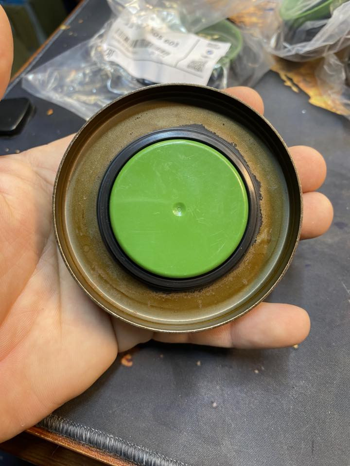 متوفر 5 قطع / سعر القطعة 8 الاف 
متوفر توصيل جميع المحافضات 5 الاف 
اذا شلع ب40 الف مع التوصيل 

القطعة الموجودة في الصورة هي مانع تسرب زيت (صوفا) لعمود الدوران في الترس التفاضلي (الديفرنشل) الخاص بسيارات BMW، وتحمل رقم القطعة الأصلي 33 10 7 505 603.
تُعرف هذه القطعة أيضاً باسم "صوفة العكوس" أو "مانع تسرب مخرجات الدفرنس"، ووظيفتها الأساسية هي منع تسرب الزيت من الترس التفاضلي الخلفي. 
تفاصيل القطعة:
المُصنع: شركة BMW الأصلية (صنع في ألمانيا).
المقاسات: القطر الداخلي 44 ملم، القطر الخارجي 78 ملم، والسماكة 10 ملم.
المكونات: تأتي مزودة بحلقة قفل (Lock Ring) لضمان التثبيت. 
السيارات المتوافقة:
هذه القطعة متوافقة مع مجموعة واسعة من طرازات BMW، ومنها: 
الفئة الثالثة: (E46, E90, E91, E92, E93, F30, F31, F34).
الفئة الأولى والثانية والرابعة: (E81, E82, E87, E88, F20, F21, F22, F23, F32, F33, F36).
فئات X: (X1 E84, X3 E83/G01, X4 G02, X5 2022).
فئة Z: (Z4 E85).


**إذا كنت صاحب هذا الإعلان وتريد حذفه لأي سبب، رجاءا أرسل رسالة إلى الدعم الفني**