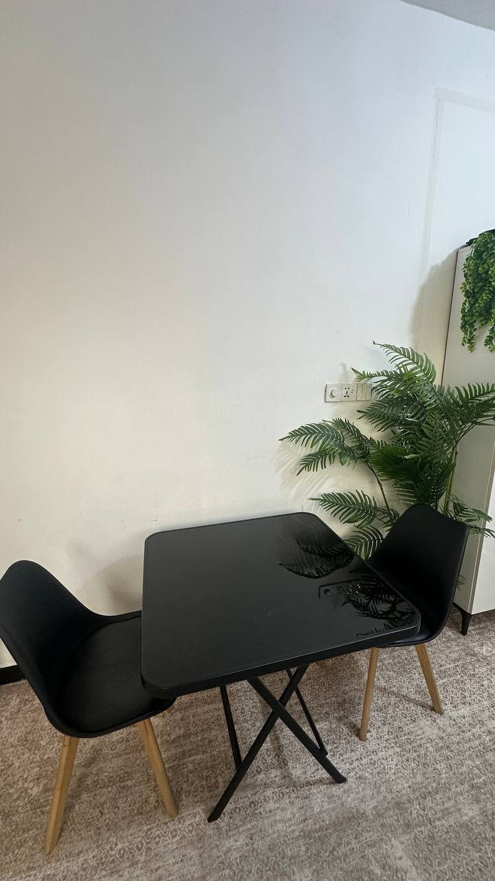 للبيع كراسي استراحه اثنين اخذتهم ب 150 واريدهم ب 75 القطعتين وحده بيها ضرر بسيط موضح بالصورة للامانه الكعده مالتهم كلش مريحه 
وعندي ميز طعام مع كراسي اثنين هم موضحه تفاصيلهم بالصور امانه اخذتهم ب 115  ابيعهم ب 75 
الكراسي من جوة اني مصلحهم بكلبس وغرة 
مكاني بغداد الزعفرانيه 
التواصل عالخاص او عالرقم ***********
متوفر واتساب
