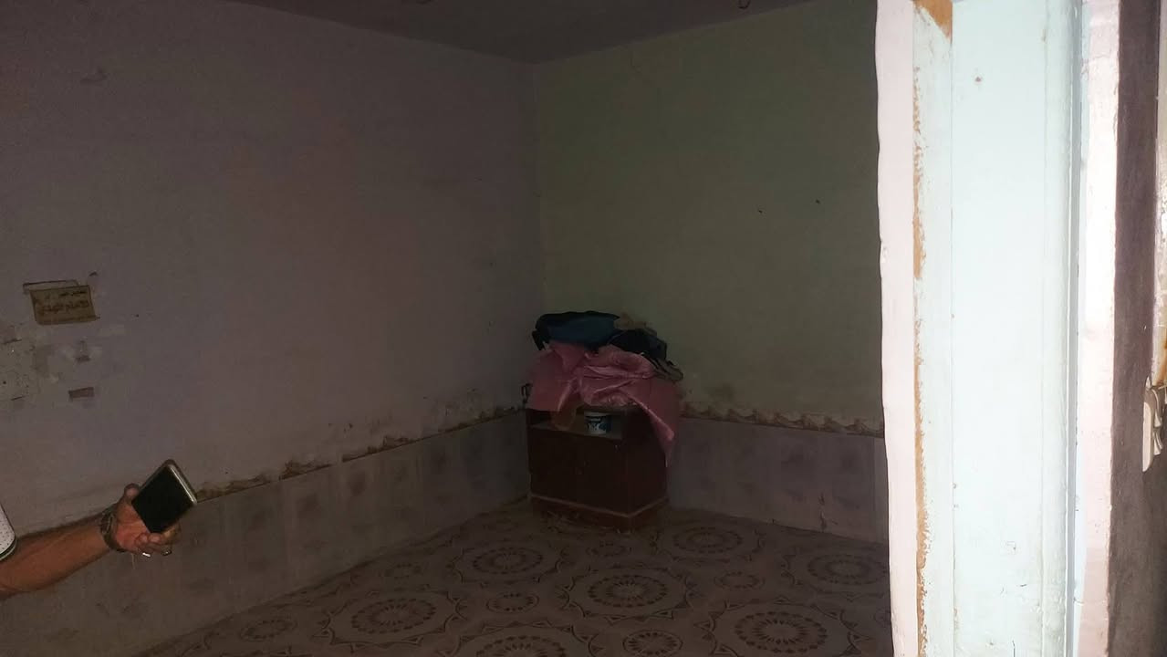 سلام عليكم
بيت للبيع طابو صرف 

مساحه ١٢٥م

وجه ٦وربع ونزال ٢٠م 

مكانه حي السيده زينب قريب للكليه البيطريه 

بناء طابوك عكاده يحتاج ترميم 

يتكون من 
👇
ديوانيه مطبخ صاله غرفتين وصحيات ومنور وطارمه جبيره 

السعر [٨٥]وقابل للتفاوض 

لاستفسار مراسلة الحساب أو الاتصال على الرقم 

***********
