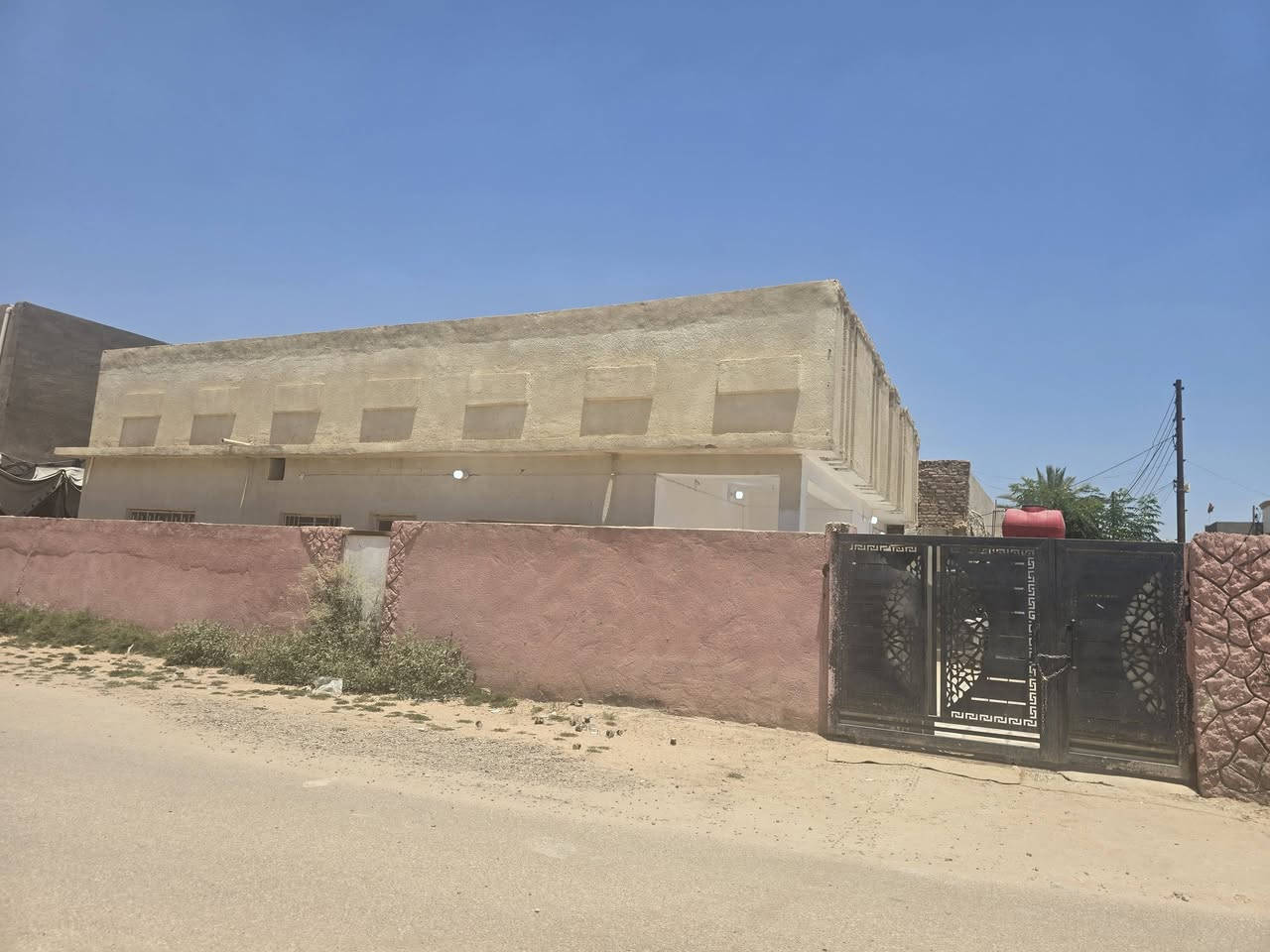 السلام عليكم بيت للايجار مساحته ٣٠٠ متر غرفتين وهول ومطبخ وستقبال بيت جاهز خلف صيدلية البيان قرب السوك ناحيه ***********
