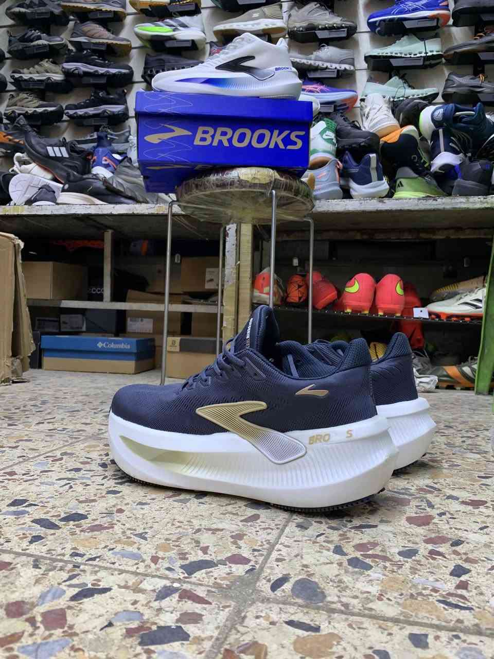 حذاء brooks max 2 الاحدث 

مناسب لـ:

* المشي اليومي
* الجري الخفيف إلى المتوسط
* الاستخدام الطويل في العمل أو الجامعة
* الأشخاص الذين يقفون لفترات طويلة

من افضل الاحذية الي ممكن تقتنيها بحياتك ✅

الحجز او الاستفسار 
***********‬
