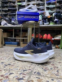 حذاء brooks max 2 الاحدث   مناسب لـ:  * المشي اليومي * الجري الخفيف إل...