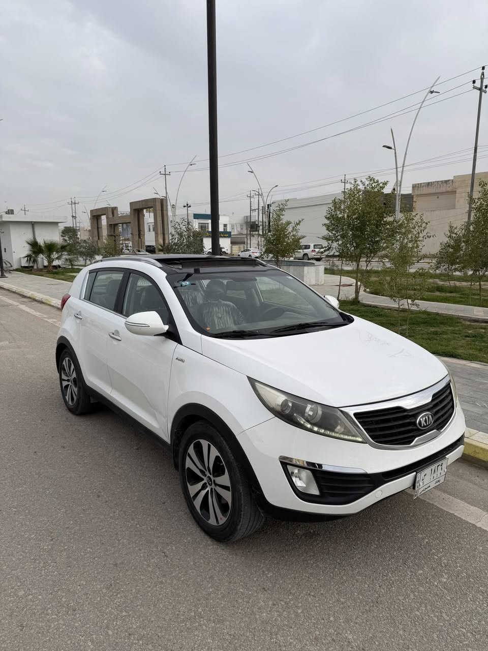 كيا سبورتج 2013
فول مواصفات بس بدون بصمه 
سياره كلها عالشركه   
مرايات شفط +اشارات بالمرايه 
اربعە ويل كروم اسود ١٨ 
تحكم استيرن جهتين 
مسجل بلوتوث 
تحكم تلفون +حاكيه 
كامره وحساس 
قفل ايرباك وقفل حساس 
يدات نيكل 
سياره مكفوله کفاله عامه  
رقم بغداد بسمي 
سنويه جديده 
ماشيه 100
السعر 163وبيه مجال بسط
***********
***********

