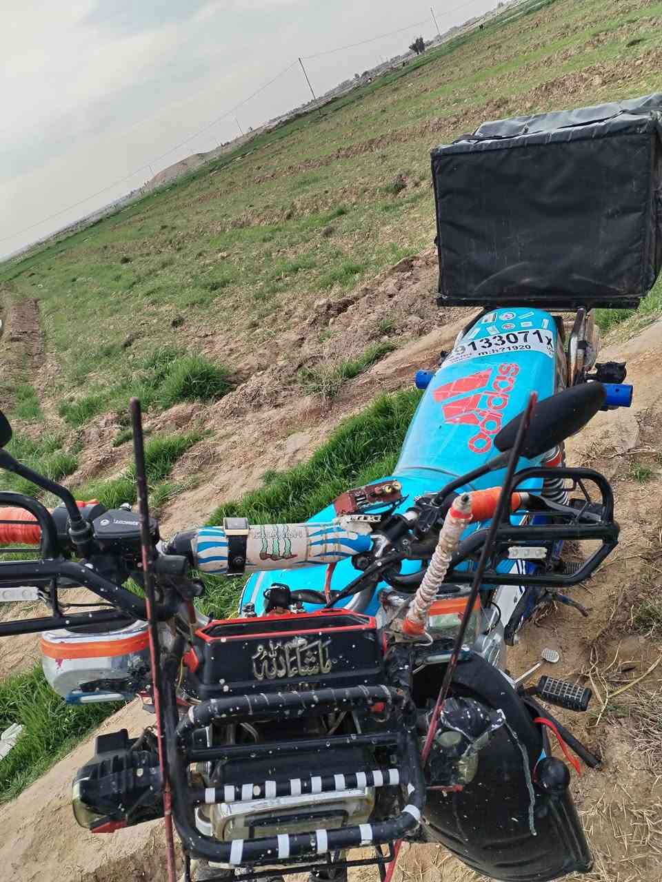 السلام عليكم.
ماطور سيفان موديل 24
ثقيل. 
نظيف جدا.
كلشي شغال.
كماليات درع دشبول درع استيرن
 نشرات كهربايات كلها شغاله.
السعر 700
المكان قرية اجحله
للاستفسار الاتصال
 على الرقم ***********
