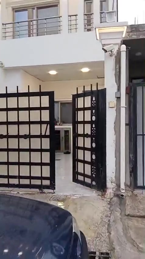 للبيع بيت ١٠٠ متر طابو طابقين جديد العنوان كركوك حي الاسرى خلف قاعة الكاكيه السعر ١٢٥ مليون للاستفسار الاتصال على الارقام التالية ***********او ***********او مراجعة مكتب الصالح للعقار الواقع حي النصر الشارع الوسط قرب ساحة الغاز نستقبل كافه العروض
