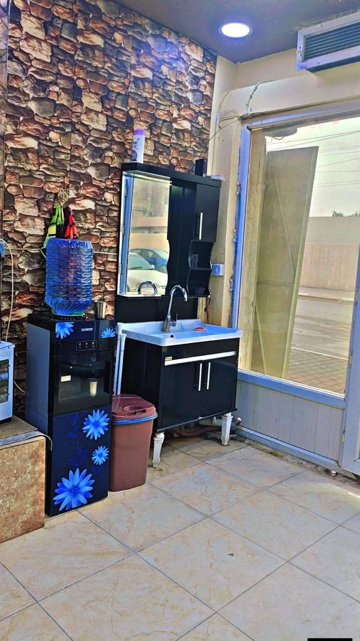 محل حلاقة للبيع  يحتوي على 4 كراسي سبلت كنتوي مبرده مركزية و دكتات و براد ماء و بلازما المحل كامل ما ناقصه اي شي تجي و تشتغل كبل و موقعه حلو تكريت القادسيه شارع الكراج مجاور الاقسام الداخلية للولد و مقابيل مدرسة عمرو بن جندب للاستفسار الاتصال على الرقم ***********
