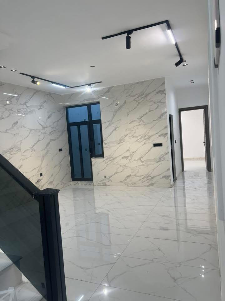 للبيع ////🌹🌹للبيع////🌹🌹
‏دارين مساحة الواحد 100 م2 ￼ 🏚️

‏بغداد حي الجهاد قرب مدينة الألعاب وجامع محمد رسول الله

‏بناء جديد Vip سنة 2025 جاهز للسكن خارطة هندسية ￼💯

‏طابق الأرضي مدخلين استقبال مطبخ هول مفتوح//////

‏مطبخ حار صحيات غرفة منام ////// 

‏الطابق الأول 

‏غرفتين منام صحيات سطح صغير ￼☎️ *********** ￼￼￼
