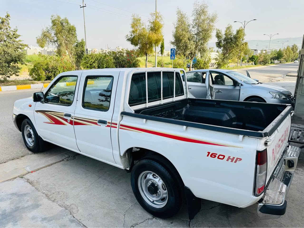 نیسان پیکاب ٢٠١٤
پارچە رەشە قرچێکی بچوکی پێشی هەیە 
هەموو گیانی بەشەرت زۆر بی عەیبە 
سعری ١١٥$
*********** م Singapore
