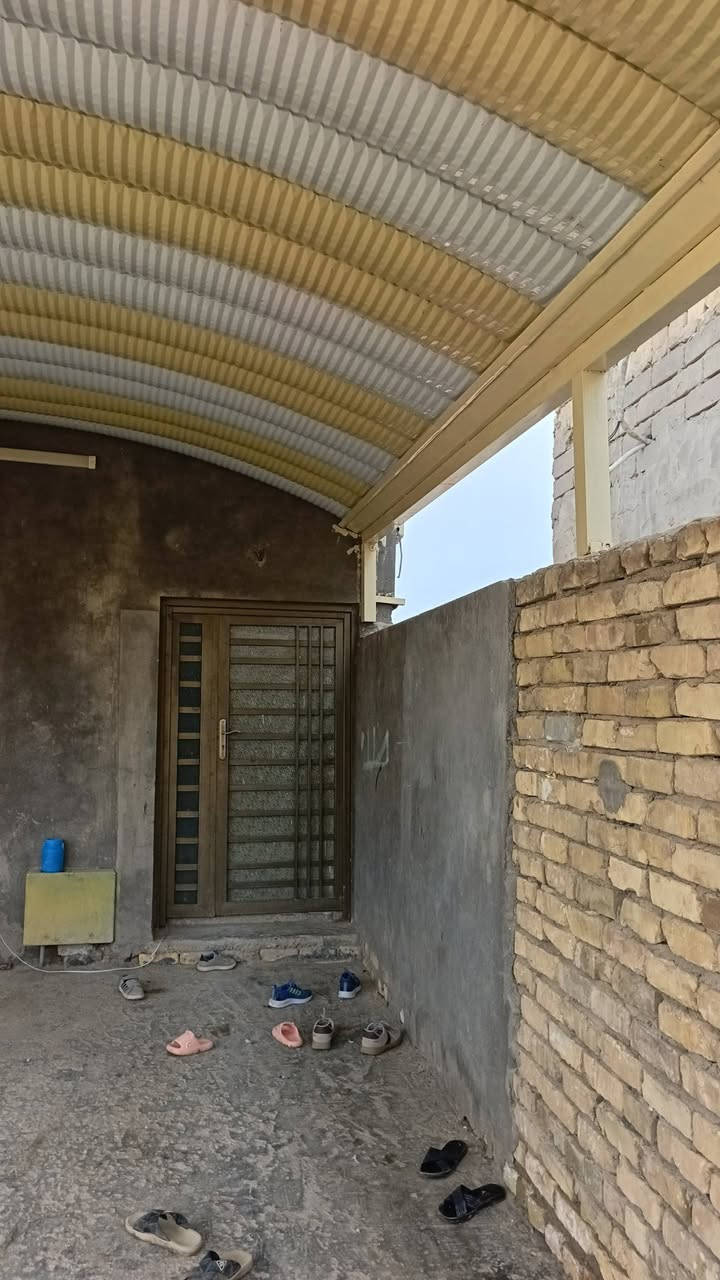 سلام عليكم بيت زراعي للبيع 200 متر نحيت سديناويه نهايت صفي الدين قرب مكتب الغاز ويحتوي عله غرفتين وصاله ومطبخ وحمام داخلي تواليت خارجي بس عوزه دانيه واني ذبله طابوك هاذه رقمي *********** وسعر ٧٠ وبي مجال
