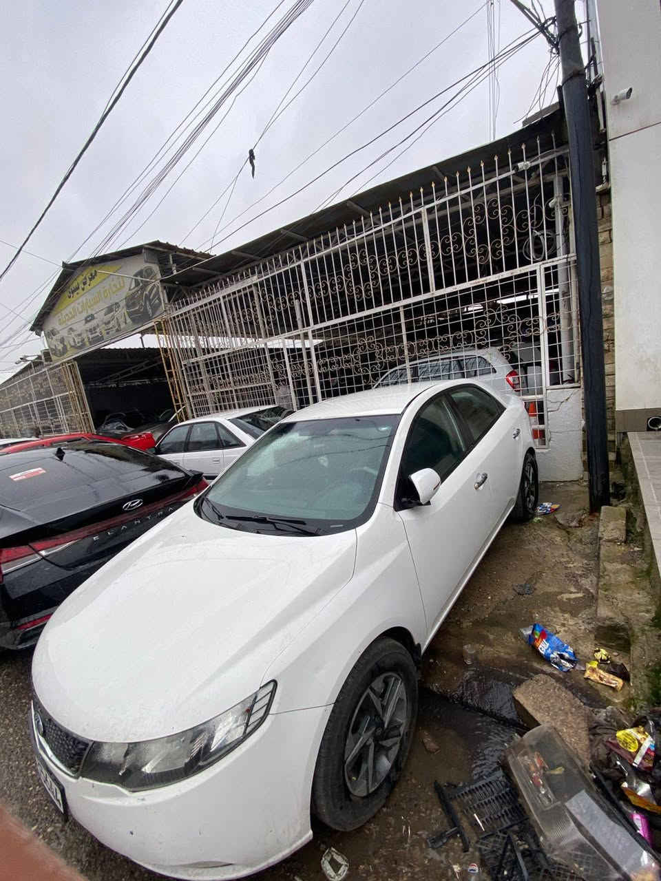 السلام عليكم كيا سيراتو موديل 2013 وارد خليجي لون ابيض 
محرك 16 فقط مبدل گاز كيت 
 تخم تاير جديد 
بطاريه جديده 
 
وكاله تحويل بشرط 

المواصفات 
1- شاشه ايباد 
2- تحكمات ستيرن 
3- مري شفط 
4- كير توماتيك 6سرعات
5- يدات نيكل 
6- شفتات سرعه  
7- كشاف ضباب امامي 
8- ويل كب اسود (المرغوب) 

السعر 110 بيه مجال 

الاتصال 
***********
***********
