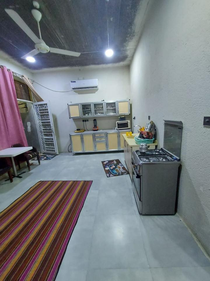 يالله
دار زراعي للبيع مساحه ٢٠٠م في منطقة الصخيين قرب المدارس 
يبعد عن الحولي ١٠٠متر 
بناء طابوق وسقف كونكريت 
يتكون من غرفتين وصاله ومطبخ وديوانيه وصحيات داخليه وخارجيه ومناور وحديقه نهايه البيت 
خدمات ماء وكهرباء ومدارس عرض شارع١٠متر 
السعر٨٥مع مجال 
للأستفسار والتواصل ***********
***********
