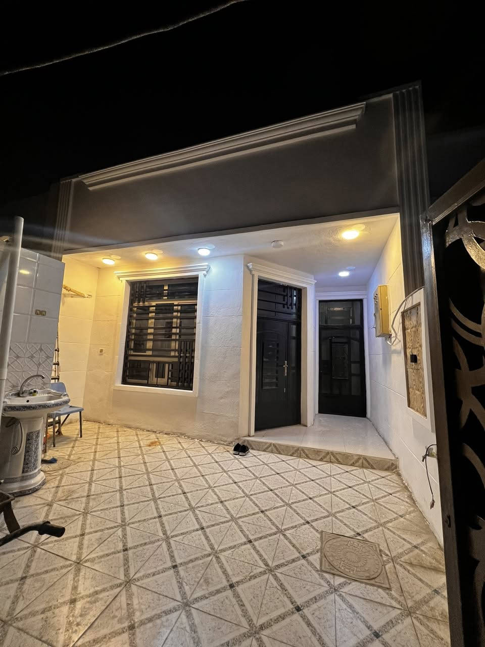 السلام عليكم
بيت للبيع حي السلام 

 المساحة 150 م واجهة 6 نزال 25 

طابق واحد 1️⃣ 

استقبال +صالة + مطبخ + غرفة  +حمام 

طابق ثاني بيتونه كبيرة مع حمام + سطحين 

الاستفسار ***********
 
@إشارة
