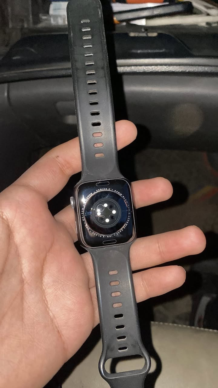 للبيع: ساعة آبل الجيل السادس (Apple Watch Series 6)
السلام عليكم، للبيع ساعة آبل أصلية بنظافة ممتازة وحسب المواصفات التالية:

 الموديل: Apple Watch Series 6 (الجيل السادس).

 المقاس: 44mm (الحجم الكبير).

 نوع الهيكل: ألمنيوم (Aluminum Case).

 صحة البطارية: 75% 

 الميزات: تدعم الشاشة دائمًا تعمل (Always-On)، مستشعر أكسجين الدم، تخطيط القلب (ECG)، ومقاومة الماء.

 الحالة: الساعة نظيفة وشغالة تماماً والمعاينة عند الشراء.

السعر: 200 ألف

مكاني بغداد الغدير


**إذا كنت صاحب هذا الإعلان وتريد حذفه لأي سبب، رجاءا أرسل رسالة إلى الدعم الفني**