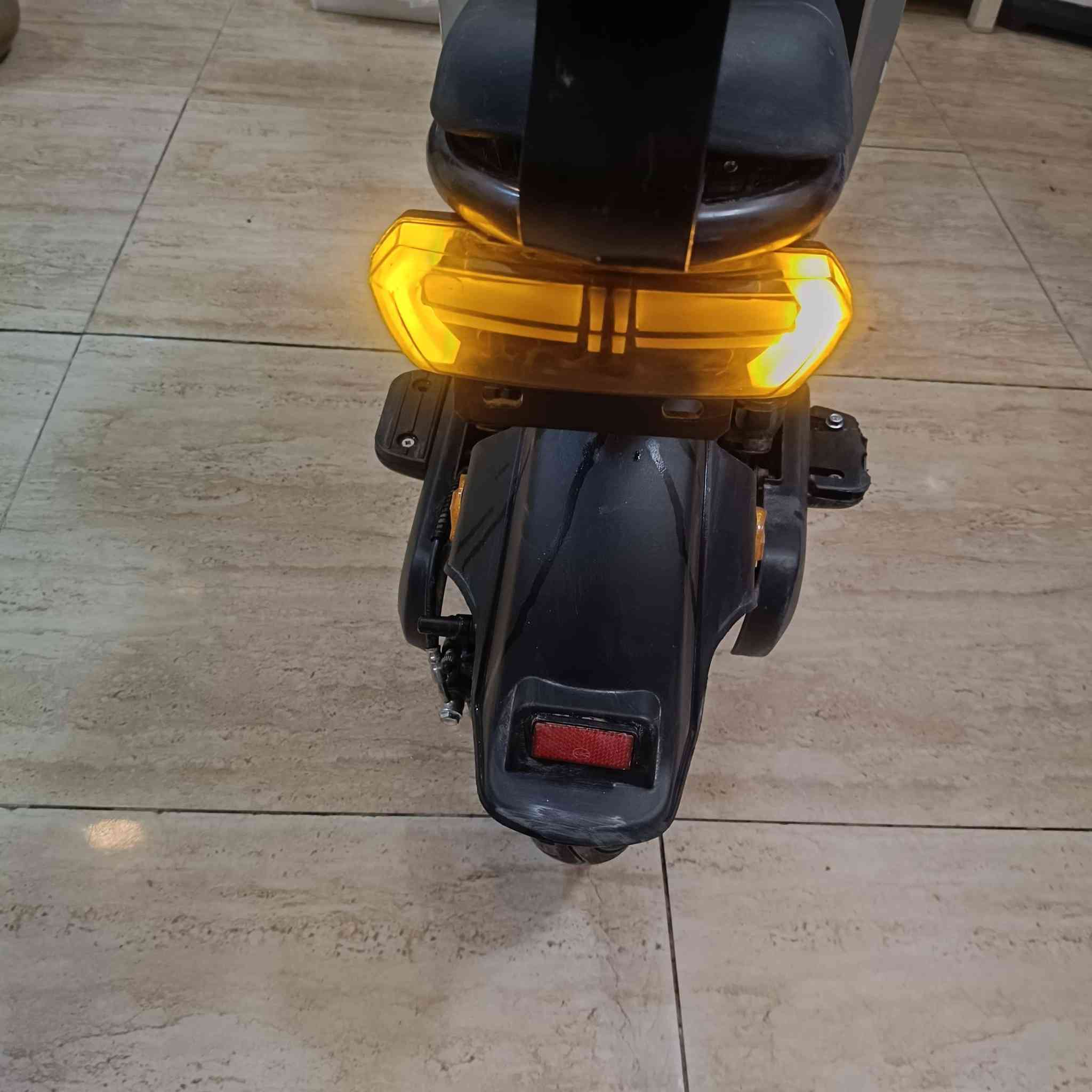 سلام عليكم دراجة شحن الريان R10
بريكات امامي خلفي 
كلوب عالي ناصي
بطاريات 5  
السرعة 60 اقصئ سرعة نمرة 3
سلة اشاير يمنة يسرة 
مراوس بشحن اكبر او بيع 
السعر 375 بيها مجال حك لجيه
بغداد _ المشتل 
*********** الاستفسار
