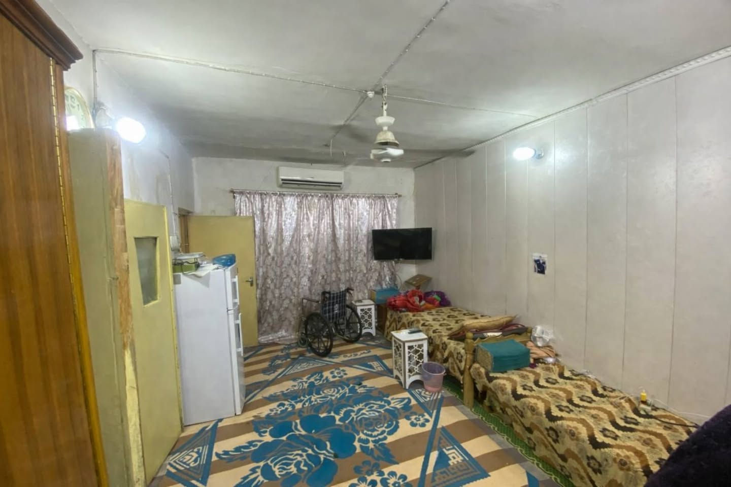 #بيت للبيع
مساحه 150م ركن طابو صرف واجهه 15م نزال 10م
كربلاء حي العامل المنطقه الثامنه قرب متوسطه العلامه الحلي 
بناء قديم طابق واحد 
يحتوي على غرفه ومطبخ وصاله واستقبال وصحيات 
سعر 180 مليون 
للاستفسار *********** ابو حيدر
