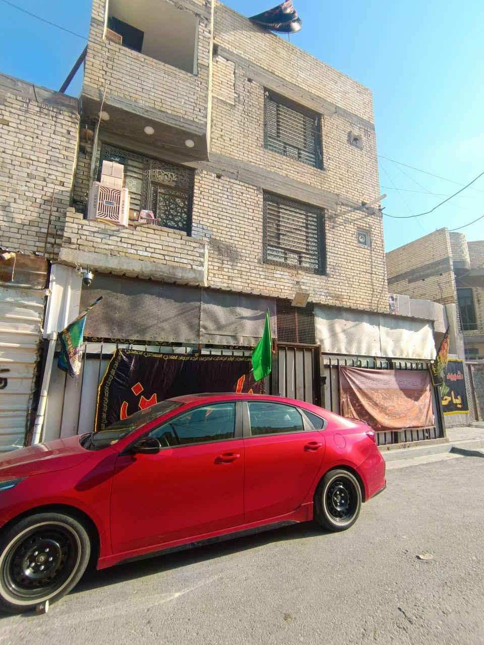 السلام عليكم توفر عندي بيت للبيع المساحه 50متر زراعي سند 25 الجبهه9/ نزال6/ البيت 3 طوابق بي غرفتين / 3 صالات /واربع حمامات/  البيت بناء حديث منطقه كامله كل الخدمات مي مجاري كهرباء تبليط عرض الفرع 10 أمتار 
موقع البيت البلديات الضباط خلف الصحفيين قرب مدرسة زين القوس منطقه حي الامير للاستفسار *********** الرد واتساب ماسنجر أو الاتصال.   حسن للعقار
