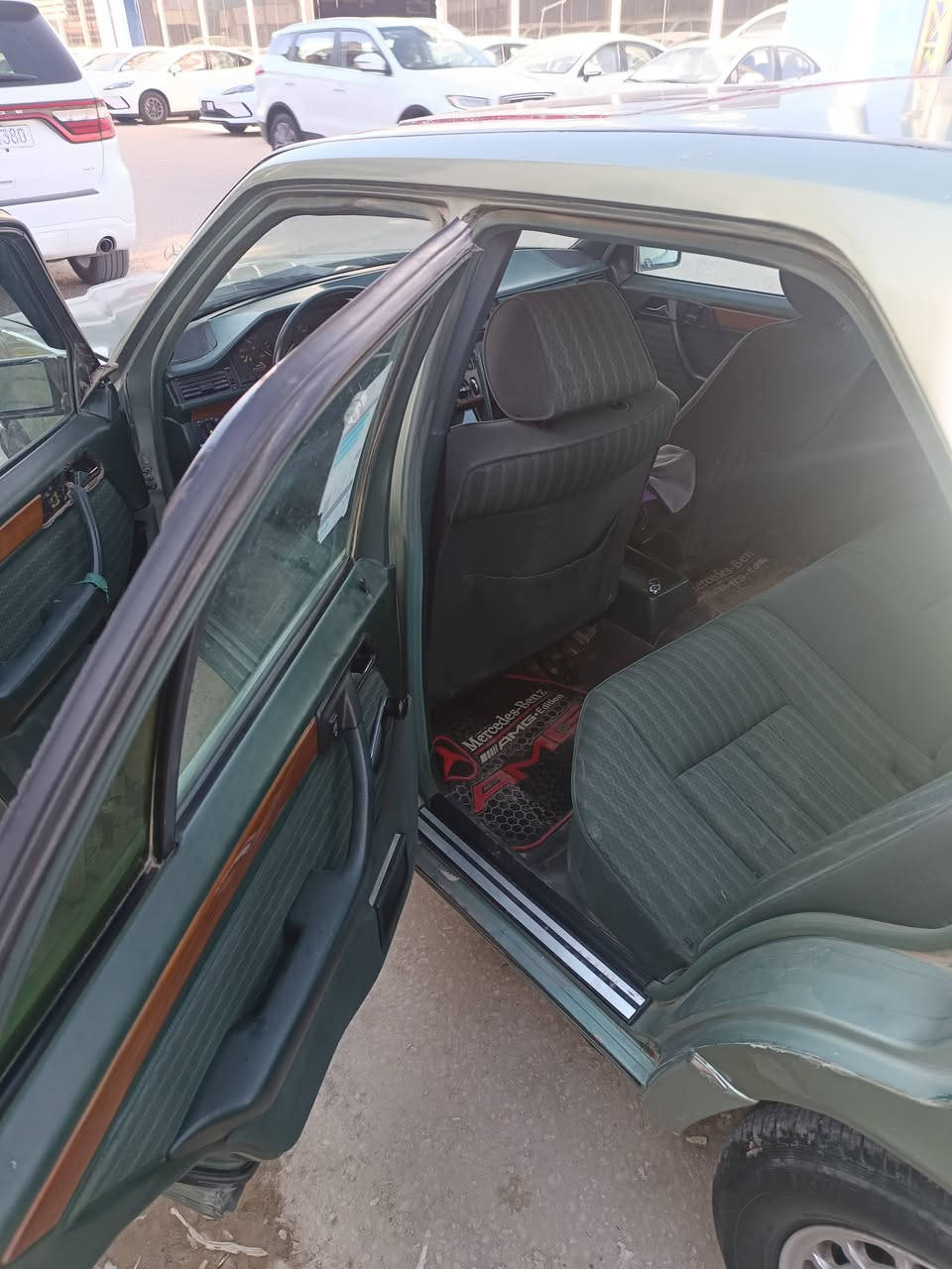 السلام عليكم مرسيدس دب ٣٠٠البيع موديل ١٩٨٧رقم بابل محرك اسود عنكبوت ٦سلندر  مكان السيارة بابل مركز الحلة لاتصال عل الرقم ***********  السيارة رقم بابل انكليزي باسمي السعر ٥٧ ورقة
