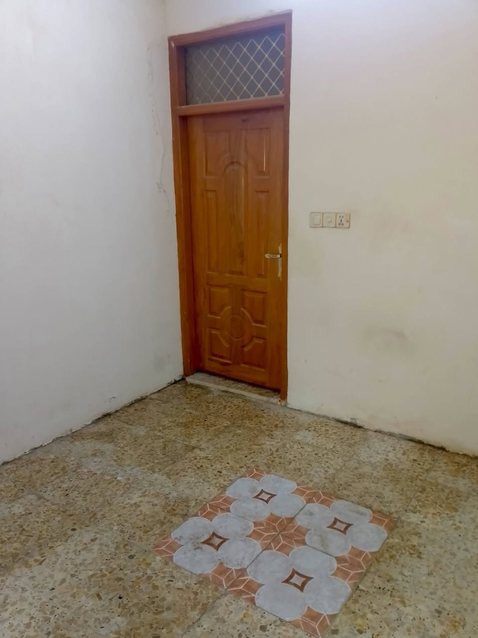 بيت 50م في حي الرحمة نظيف جدا يقع خلف مطعم ثابت يحتوي على غرفة وصالة ومطبخ وحمام ومنور السعر 21 ‏‪وبيه مجال للتواصل الاتصال على الرقم 
‏‪***********‬‏
