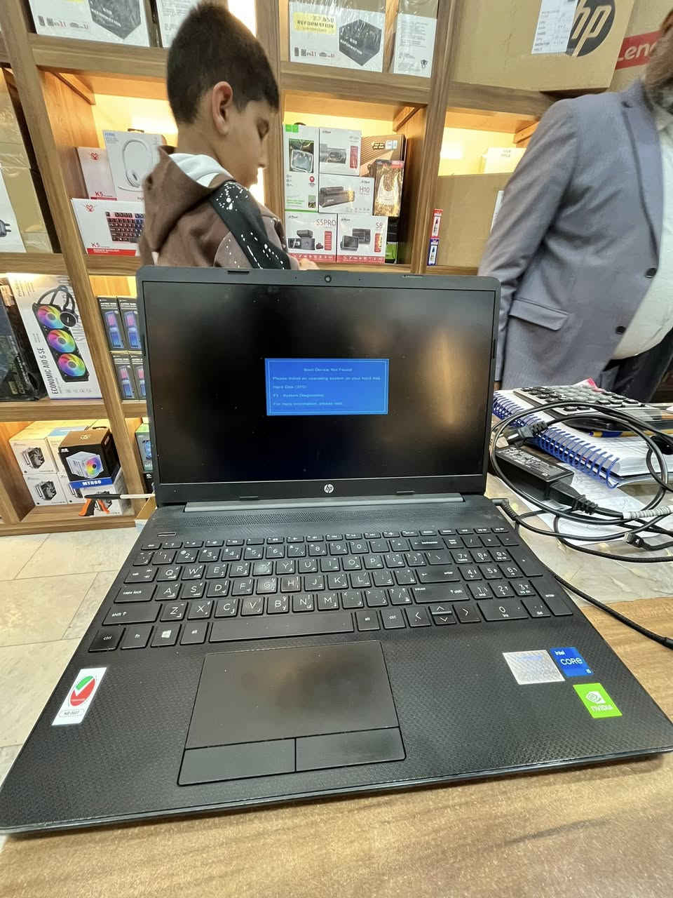 � لابتوب HP للبيع – نظيف وجاهز للاستخدام 

 HP Laptop 15 – Core i5 جيل 11  RAM 16GB  Windows 11 Pro

لابتوب ممتاز جدًا وسريع، استخدام نظيف، مناسب للشغل، الدراسة، الأوفيس، البرمجة، التصميم الخفيف وكل الاستخدامات اليومية.

 المواصفات:

 •  المعالج: Intel Core i5-1135G7 (الجيل 11)
 •  الرام: 16GB RAM
 •  النظام: Windows 11 Pro
 •  الماركة: HP
 •  الموديل: HP Laptop 15-dw3xxx
 •  DirectX: 12
 •  الحالة: شغال 100% بدون أي مشاكل
 •  استخدام شخصي ونظيف

 سريع جدًا
 ما يعلّق
 يشغل برامج الأوفيس، المحاسبة، الفوتوشوب الخفيف، الدراسة الأونلاين

 السعر: مناسب وقابل للتفاوض للجادين فقط
 الموقع: البصرة – أبي الخصيب

 للاتصال / واتساب:
***********
