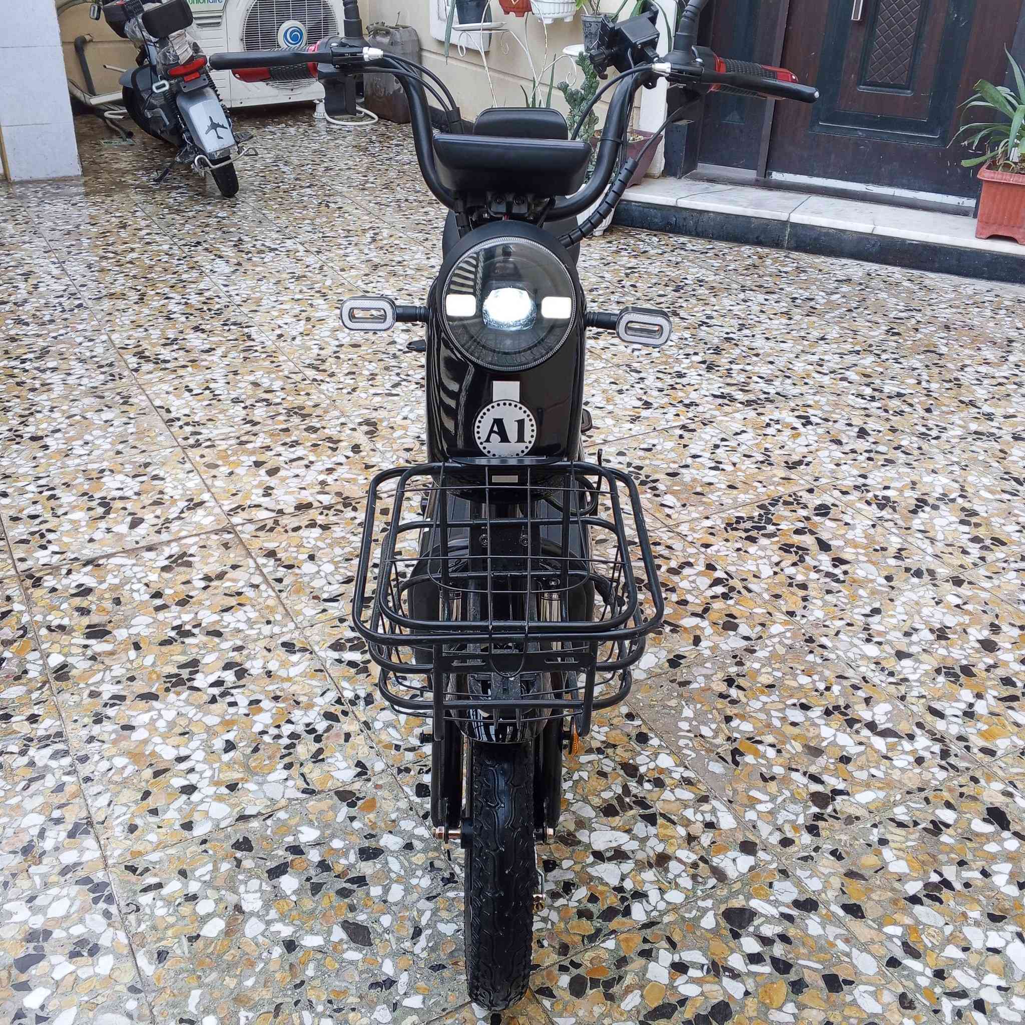 السلام عليكم دراجة شحن للبيع حجم 14 الدراجة جديدة بمعنى الكلمه تتكون من 4 بطاريات 4سرع السرعة القصوى 60 تتكون من 2بصمة 2اسويج تشخيل 2 قفل تاير 2قفل بطاريات مثبت سرعة نشرات شاحنة اصلية  السعر 300الف وبيهة مجال العنوان بغداد حي الجهاد الاستفسار ***********
