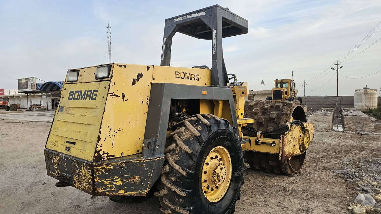 للبيع حادلة ضلفية بوماك جاهزة للعمل بلاديه منفيس سرعتين وهزاز شغال. 6 سلندر مضخة ومحرك مكفولات للتواصل على هذا الرقم ***********
