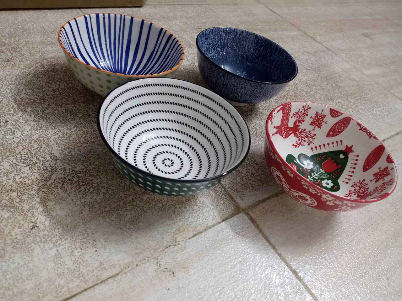 طوس فرفوري 
سعر 3ب2,000يوجد توصيل 
تواصل #رقم واتساب  ***********
