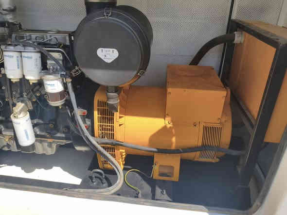 السلام عليكم ورحمه الله
للبيع 
مولدة بيركنز إنكليزي 
6سلندر.  150كيفي 
كاتم غدار سوبر سايلنت 
عدد ساعات التشغيل 7000ساعة
بلادية وضمان ع حمل 
***********
ابو شهم الزبيدي
