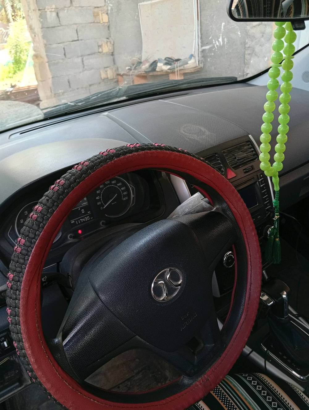 سيارة بيضاء بحالة جيدة، فيها مقاعد مغطاة بحماية وديكورات داخلية بسيطة. مجهزة بناقل حركة أوتوماتيكي ومقود مغطى بحافظة لليد. السيارة نظيفة ومعتنى بها من الداخل والخارج. مناسبة للاستخدام اليومي وتقلّ الشخصيات ببشكل مريح.