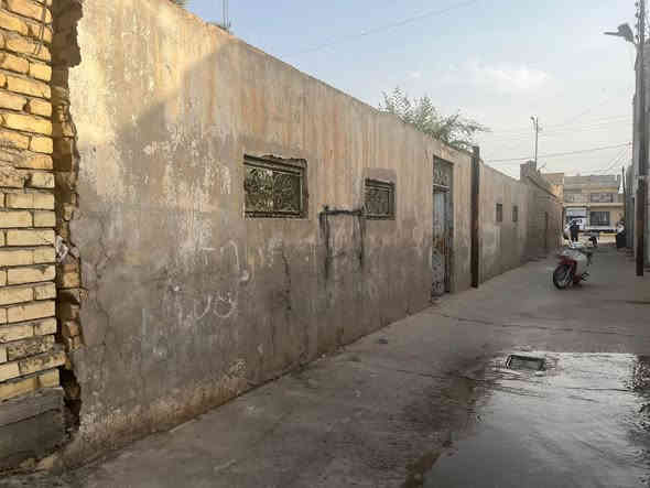 -للبيع قطعة ارض حجة 

- المساحة   ٢٩٦ متر 

-السعر   ٨٠ مليون وبيه مجال            

-الموقع: قضاء بلد - شارع الامام / خلف التجاري - مجاور 

مستشفى العراق الاهلي  / ثاني قطعة عن الشارع العام - داخل الفرع 

[👇مواصفاته.  ]

- الواجهه ( ٥ ، ١٨ ) متر 

-النزال ( ٥ ، ١٥ ) متر 

- ٢٥ عن  الشارع  العام

- تبليط + خدمات + مجاري 
( الخدمات المجاوره 👇👇) 

١- مدارس ابتدائية ومتوسطه  
٢- مستشفى العراق الاهلي 
٣- صيدلية 
٤- عيادات طيبة 
٥- اسواق غذائية 
٦- كراج الامام 
٧- مقاهي 
٨- افران 
 
  
    
   
 
 
 ————————
👈☎️☎️للاستفسار اتصل 
( *********** / *********** ) ( *********** ) 
{ مكتب الريف الاخضر للعقار } بلد-قرب مقهى محسونه-المرطبات سابقا
