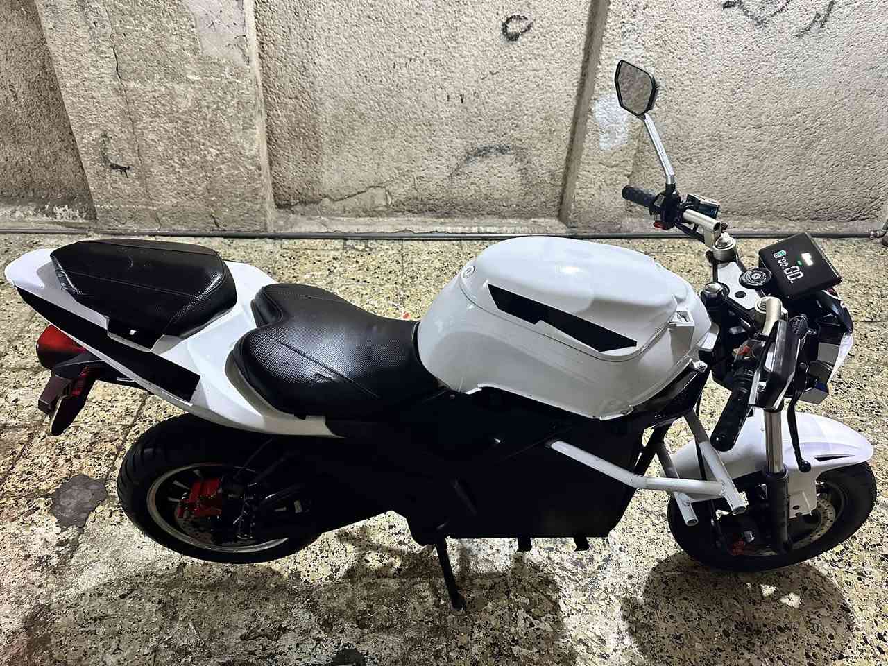 بطحه شحن .((استيراد خاص )).✨️🧿🏍
ملف 3000 w'عقل 3000 w..  👍⚙️                                            ( ٦ بطاريات الحجم الكبير ٣٥ امبير ).🔋🔋🔋🔋🔋🔋

مواصفات الدراجه :-💪✅️
شاشه تاب الحجم الكبير +ميزه كشف الاعطال بلشاشه 🖥
سرعه ٩٥ حقيقي ... 💪✅️
ثلاث وضعيات قياده ...eco ...normal ...sport
كشنات جلد .
دبل خلفي غازي يتعله ويتنصه👏 ..دبلات اماميه قفاز .. هايدروليك دهن.
لايت امامي LED..+عدسه ..زنون ثلجي 
مكان تخزين كبير .🛑⚡️
اقتصاديه بلشحن .⏰️📉
بريكات اماميه وخلفيه دسكات +ABS..مانع انزلاق.
جهاز انذار +مانع سرقه +تشغيل عن بعد 
ستاند خلفي كبير +جانبي صغير 
شاحنه اصليه fast charge ..⚡️⚡️
الدراجه جدا حلوه ومميزه ونادره ..❄️
السعر ...((950 الف )) وبيهه مجان ان شاء الله .🤍
رقم الهاتق *********** واتساب
