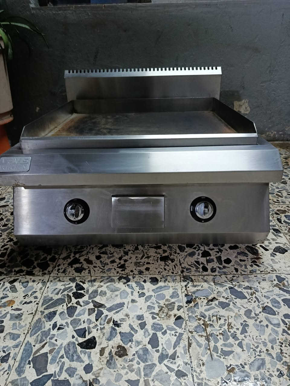 السلام عليكم شوايه همبركرللبيع نضيفه السعر ٢٥٠مكان بغداد ***********
